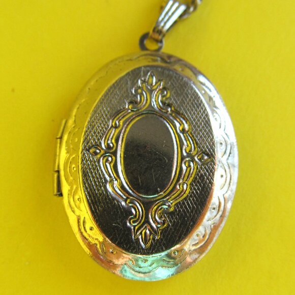 Vintage locket pendant with chain - Picture 5 of 7